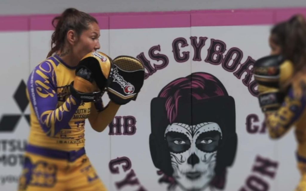 The basics of how to hold boxing pads for your training partner The